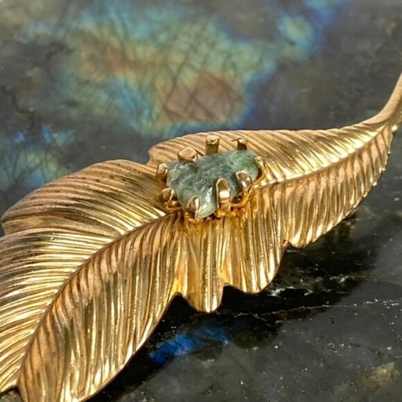 VTG 2" Gold Tone Leaf Caged Green Nephrite Jade Natural Stone Brooch Floral - Picture 7 of 12